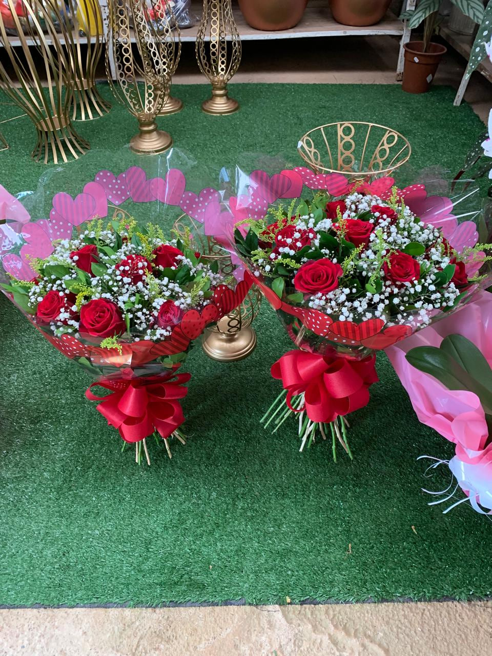 Buquês de rosas vermelhas e brancas
